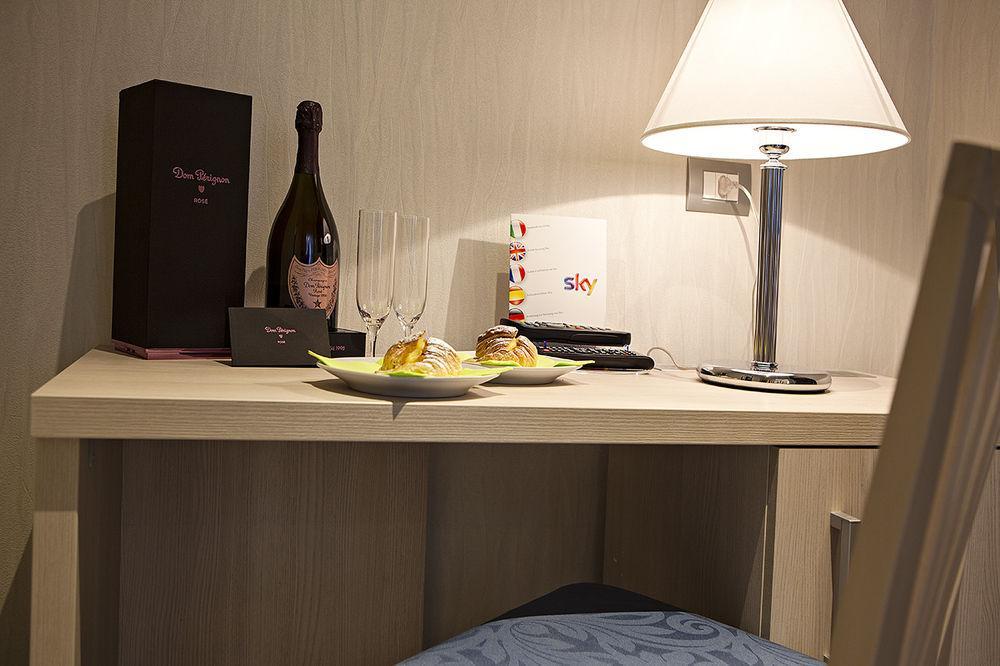 Hotel Domus Laurae Roma Esterno foto